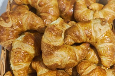 Taze yemyeşil kruvasan el yapımı. Ziyafet masası. Catering