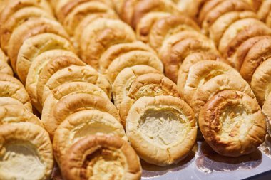 Taze yemyeşil el yapımı cheesecakes. Ziyafet masası. Catering