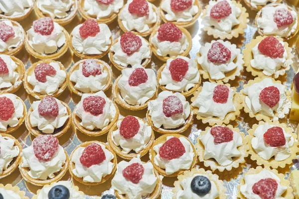 Petits cupcakes aux petits fruits faits main. Table de banquet. Restauration — Photo