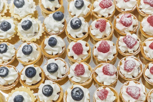 Petits cupcakes aux petits fruits faits main. Table de banquet. Restauration — Photo
