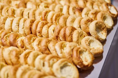 Taze yemyeşil el yapımı cheesecakes. Ziyafet masası. Catering