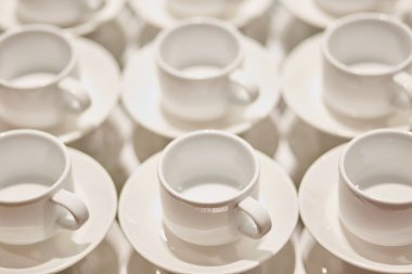 Küçük beyaz kahve fincanları. Catering. Yakın çekim