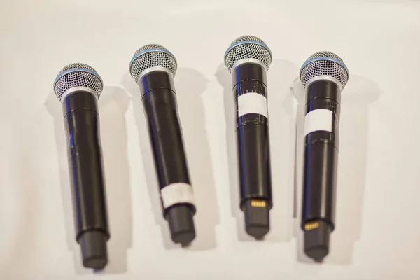 Micrófonos sobre fondo blanco. Primer plano — Foto de Stock