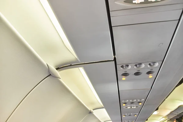 Volací knoflík pro letovou obsluhu. Klimatizace v letadle — Stock fotografie