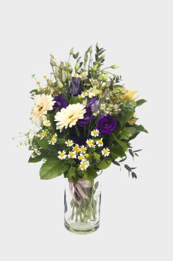 Renkli çiçekler ile güzel buket yakın