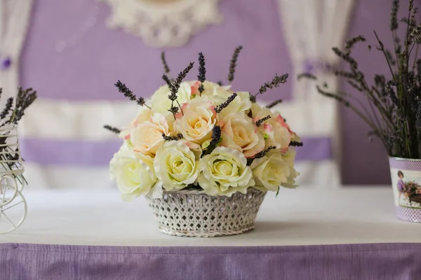 Bouquet of white roses in a wicker basket close up — Stock Photo, Image