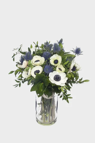 Belo buquê com flores brancas de perto — Fotografia de Stock