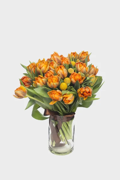 Schöner Strauß mit orangefarbenen Tulpen aus nächster Nähe — Stockfoto