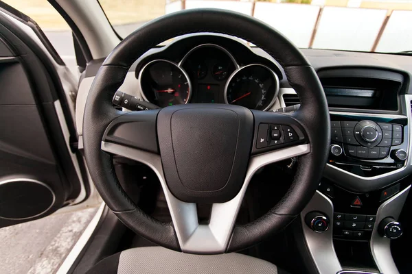 The steering wheel of a passenger car. Close-up — Stock Photo, Image