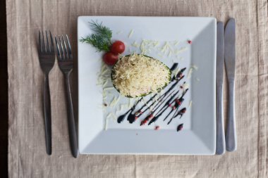 Beyaz bir tabak tabak tabak tabak tabak tabak servis edilir. Close