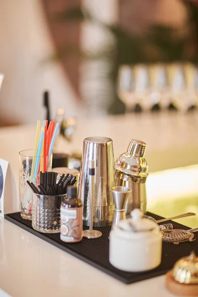 Ensemble d'équipements pour le barman, mélange de verre, shaker, bar . — Photo