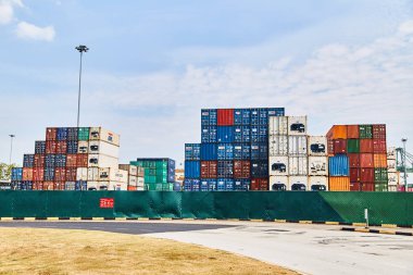 19 Mart, 2019 - Singapur: İhracat ve ithalat işleri için konteyner sevkiyatı