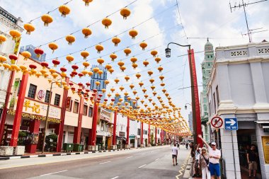 19.03.2019 Singapur: Mavi gökyüzüne karşı Çin kırmızı fenerleri sıraları. Singapur tarihi bölgesinde renkli sömürge binaları.