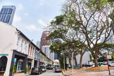 19.03.2019 Singapur - Kentteki modern ve eski Çin geleneksel binalarının görünümü.