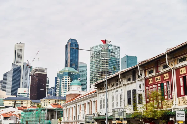 19.03.2019 Singapore - View of the modern and old Chinese traditional buildings in the city. — Stock Photo, Image