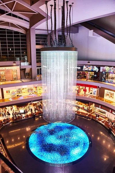 Singapore - 19. März 2019: digitale Lichtleinwand in den Shops im Sand der Marina Bay — Stockfoto