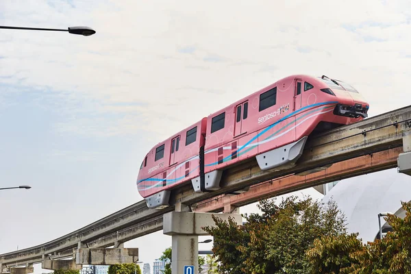 Сингапур - 19 марта 2019 года: монорельс Sentosa Express проходит между островом Сентоса и портовым фронтом — стоковое фото