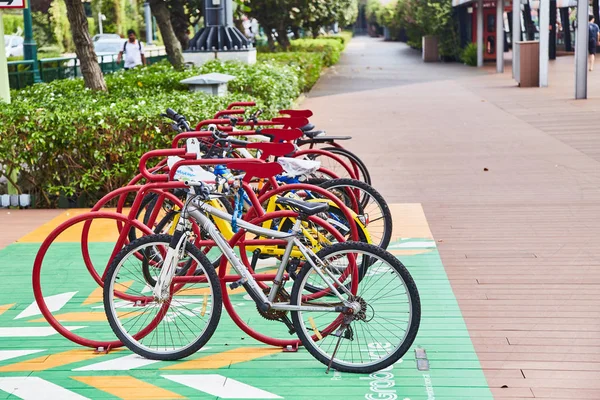 19 marzo, 2019 - Singapur: Aparcamiento para bicicletas en el centro de Singapur en la calle — Foto de Stock