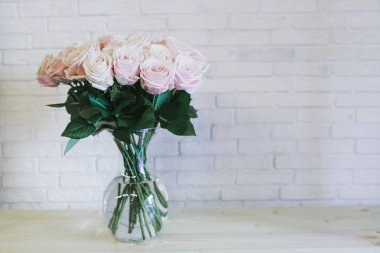 Büyük pembe gül bir buket yakın