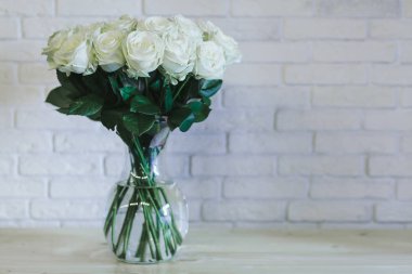 Büyük beyaz gül bir buket yakın