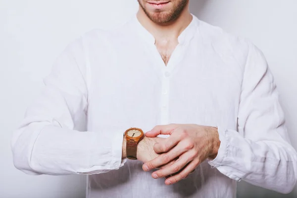 En man i en elegant vit skjorta med en klocka på handen — Stockfoto