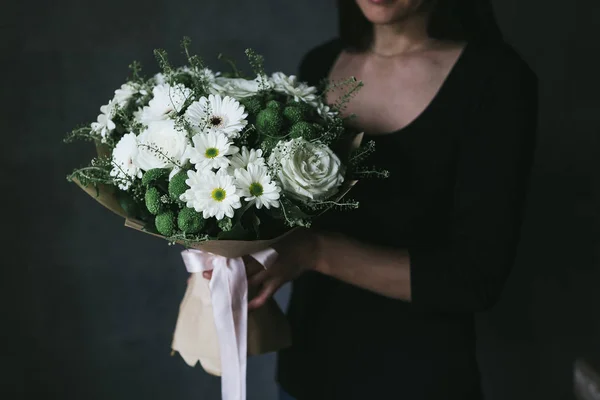 A bouquet of white chrysanthemums in the hands of a woman — Stock Photo, Image