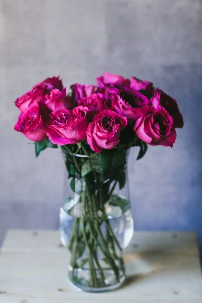A bouquet of large pink roses close up — Stock Photo, Image