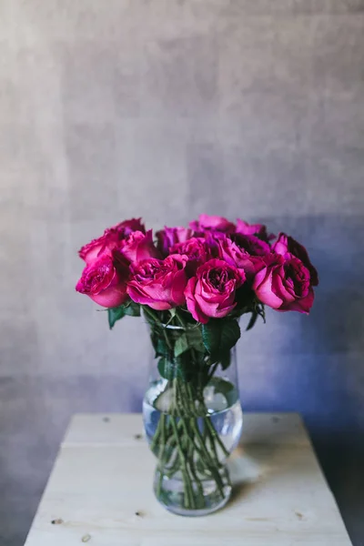 A bouquet of large pink roses close up — Stock Photo, Image