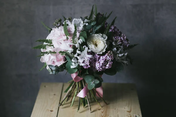 Bouquet de fleurs roses délicates en gros plan. Hortensie — Photo