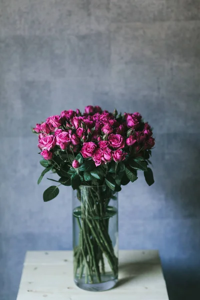 A bouquet of large pink roses close up — Stock Photo, Image