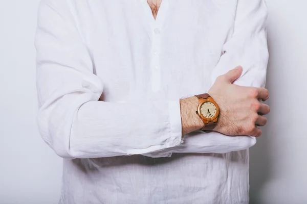 Чоловік в елегантній білій сорочці з годинником на руці — стокове фото