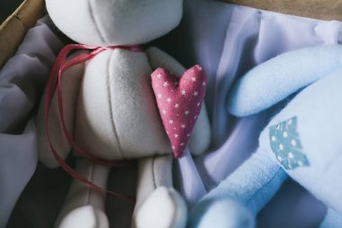 Yumuşak çocuk oyuncak yakın çekim. El yapımı oyuncaklar