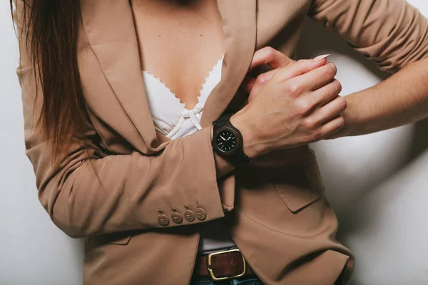 Дівчина в куртці з годинником на руці — стокове фото