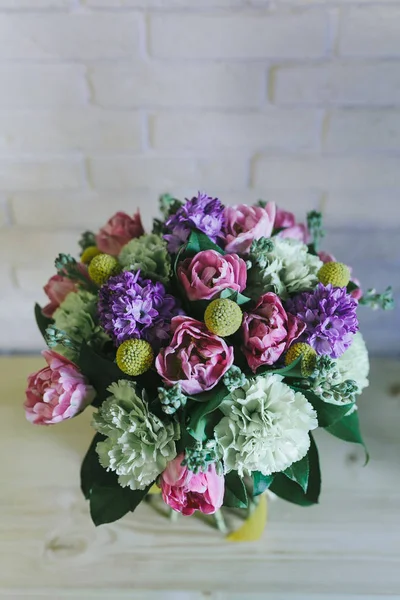 Bir buket narin leylak çiçeği yakın