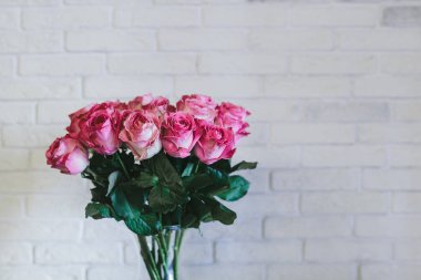 Büyük pembe gül bir buket yakın