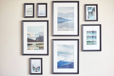 Farklı boyutta çerçeveli fotoğraflar.