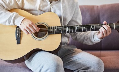 Akustik gitar çalarken çekilmiş görüntüler.