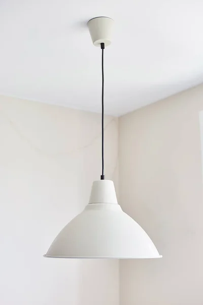 Weiße Lampe im Inneren der Küche. — Stockfoto