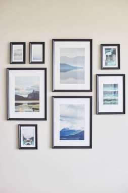 Farklı boyutta çerçeveli fotoğraflar.