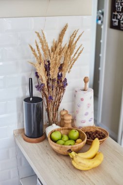 Masada muz ve elma var. Sağlıklı gıda