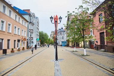 Zelenogradsk, Rusya - 25 Mayıs 2019: Bazı insanlar tatil köyünün yaya caddesinde yürüyorlar, yaz zamanı
