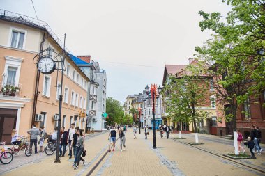 Zelenogradsk, Rusya - 25 Mayıs 2019: Bazı insanlar tatil köyünün yaya caddesinde yürüyorlar, yaz zamanı