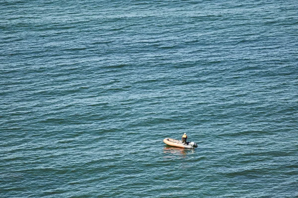 Homme sur un bateau dans la mer Baltique — Photo