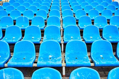 Stadyum arenasında parlak sandalyeler.
