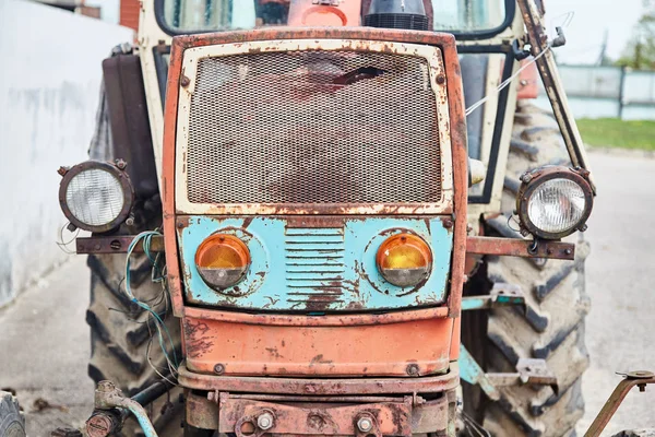馬の農場の古いトラクターのヘッドライトクローズアップ — ストック写真