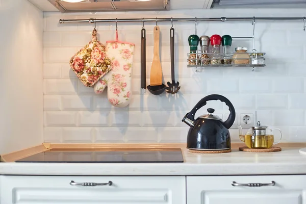 Stove, kettle and other kitchen utensils. kitchen — Stock Photo, Image