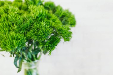 Vazoda güzel bir buket çiçek.