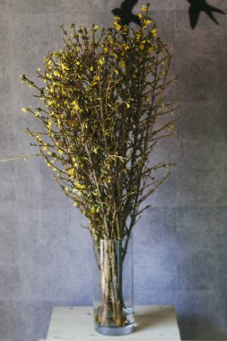 Vazoda güzel bir buket çiçek.