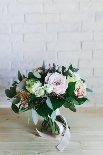 Délicat beau bouquet de fleurs en gros plan — Photo