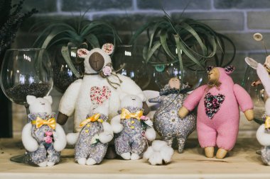 Yumuşak çocuk oyuncak yakın çekim. El yapımı oyuncaklar